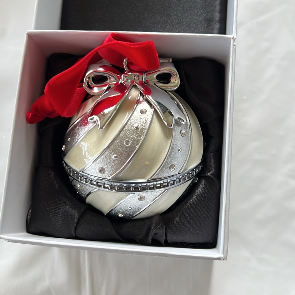 Pandora 2018 Limited edition Radio City Rockettes Ornament